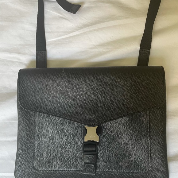 Brand new Louis Vuitton Messenger Bag - Picture 6 of 8